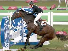 Annika Schleu, d'Allemagne, est bloquée par un cheval qui rechigne lors de la compétition de pentathlon moderne aux Jeux olympiques de Tokyo 2020, le 6 août 2021. Son entraîneur a ensuite frappé le cheval, appelé Saint Boy.