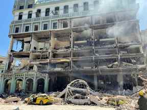Des débris sont éparpillés après qu'une explosion a détruit l'hôtel Saratoga, à La Havane, Cuba, le 6 mai 2022.