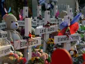 Des fleurs, des jouets et d'autres objets pour se souvenir des victimes de la fusillade de masse la plus meurtrière dans une école américaine sont vus à un mémorial à la Robb Elementary School à Uvalde, Texas, le 30 mai 2022.