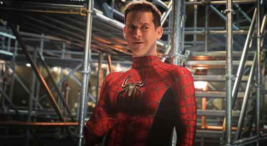 Voici comment Sam Raimi a réagi en voyant Tobey Maguire jouer à nouveau Peter Parker dans Spider-Man: No Way Home