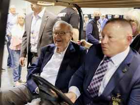 Le PDG de Berkshire Hathaway, Warren Buffett, monte sur une voiturette de golf dans le hall d'exposition alors que les investisseurs et les invités arrivent samedi pour la première réunion annuelle en personne depuis 2019 de Berkshire Hathaway Inc à Omaha, Nebraska, États-Unis.