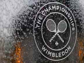 Dans cette photo d'archive, une pièce d'eau avec le logo de Wimbledon se tient près de la zone réservée aux membres du All England Tennis Club à Wimbledon, au sud-ouest de Londres, le 1er juillet 2018, à la veille du tournoi de tennis des championnats de Wimbledon 2018.