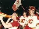 Les fans des Flames applaudissent après que leur équipe ait battu les Oilers lors du septième match de la finale de la division Smythe en 1986.