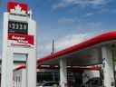 Les prix de l'essence ordinaire ont atteint 233,9 dans la région métropolitaine de Vancouver le 16 mai 2022. Le gouvernement fédéral devrait soulager les pompes en supprimant sa taxe sur le carbone, écrit Rex Murphy.