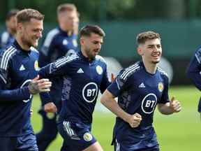 Les joueurs de l'équipe nationale d'Écosse courent lors d'une séance d'entraînement à Édimbourg le 31 mai 2022 à la veille de leur match de football de qualification pour la Coupe du monde 2022 contre l'Ukraine.