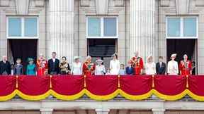 (3L-R) Prince Edward, duc de Kent, Timothy Laurence, princesse Anne, princesse royale, Camilla, duchesse de Cornouailles, prince Charles, prince de Galles, reine Elizabeth II, prince Louis de Cambridge, Catherine, duchesse de Cambridge, princesse Charlotte de Cambridge, le prince George de Cambridge, le prince William, duc de Cambridge, Sophie, comtesse de Wessex, James, le vicomte Severn, Lady Louise Windsor et le prince Edward, comte de Wessex sur le balcon du palais de Buckingham regardent le défilé aérien de la RAF pendant la parade le défilé Color le 2 juin 2022 à Londres, en Angleterre.  (Photo de Chris Jackson/Getty Images)