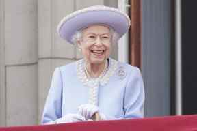 La reine Elizabeth sourit en regardant depuis le balcon du palais de Buckingham après la cérémonie Trooping the Colour à Londres, le jeudi 2 juin 2022, le premier des quatre jours de célébrations marquant le jubilé de platine.  (Jonathan Brady/Pool Photo via AP)