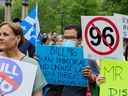 Les opposants anglophones au projet de loi 96 sur la langue française du Québec manifestent au centre-ville de Montréal le 26 mai. 