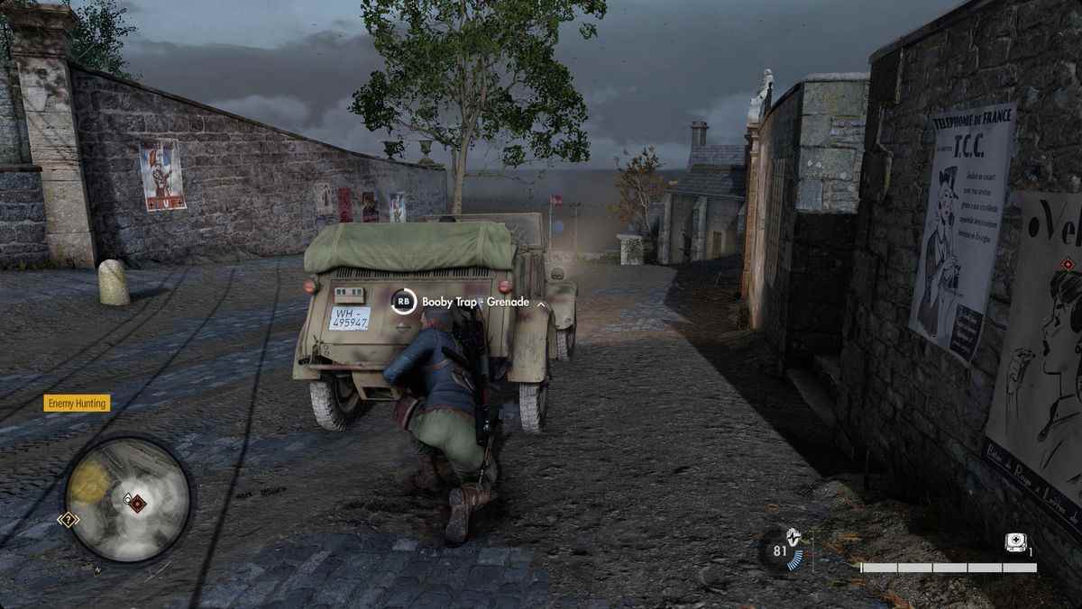 Fou de Sniper Elite 5 joueurs piégeant un véhicule nazi avec une grenade.