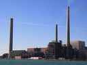 DOSSIER Photo de la centrale électrique St. Clair de DTE Energy de l'autre côté de la rivière St. Clair depuis l'Ontario.