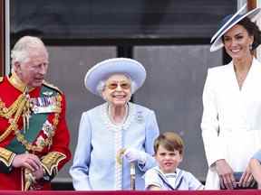De gauche à droite, le prince Charles, la reine Elizabeth II, le prince Louis, Kate, la duchesse de Cambridge et la princesse Charlotte se tiennent sur le balcon du palais de Buckingham, à Londres, le jeudi 2 juin 2022, le premier des quatre jours de célébrations pour marquer le Platine Jubilé.  Les points d'intérêt d'Ottawa, dont la Tour de la Paix, seront illuminés en violet pour marquer l'occasion.