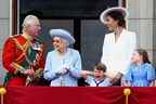 La reine Elizabeth, le prince Charles et Catherine, duchesse de Cambridge, ainsi que la princesse Charlotte et le prince Louis apparaissent sur le balcon du palais de Buckingham dans le cadre du défilé Trooping the Colour lors des célébrations du jubilé de platine de la reine à Londres, en Grande-Bretagne, le 2 juin 2022. REUTERS /Hannah McKay