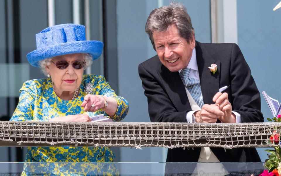 La reine regarde la course depuis le balcon royal du Derby d'Epsom avec John Warren, son directeur de course, en 2019 - Mark Cuthbert 