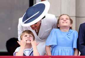 Le prince Louis de Cambridge fait la grimace en regardant le défilé aérien de la RAF avec Catherine, duchesse de Cambridge et la princesse Charlotte de Cambridge depuis le balcon du palais de Buckingham lors du défilé Trooping the Colour le 2 juin 2022 à Londres.
