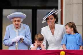 La reine Elizabeth, Catherine, duchesse de Cambridge, ainsi que la princesse Charlotte et le prince Louis apparaissent sur le balcon du palais de Buckingham à Londres, le 2 juin 2022. Alastair Grant/Pool via REUTERS