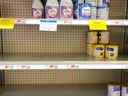 Les étagères pour les préparations pour bébés et tout-petits sont partiellement vides, car la quantité qu'un acheteur peut acheter est limitée en raison des pénuries nationales persistantes, dans une épicerie de Medford, Mass., États-Unis, le 17 mai.