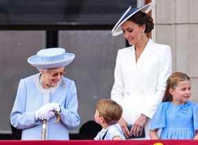 La reine Elizabeth II parle au prince Louis de Cambridge alors que Catherine, la duchesse de Cambridge et la princesse Charlotte de Cambridge regardent sur le balcon du palais de Buckingham lors du défilé Trooping the Colour le 2 juin 2022 à Londres.