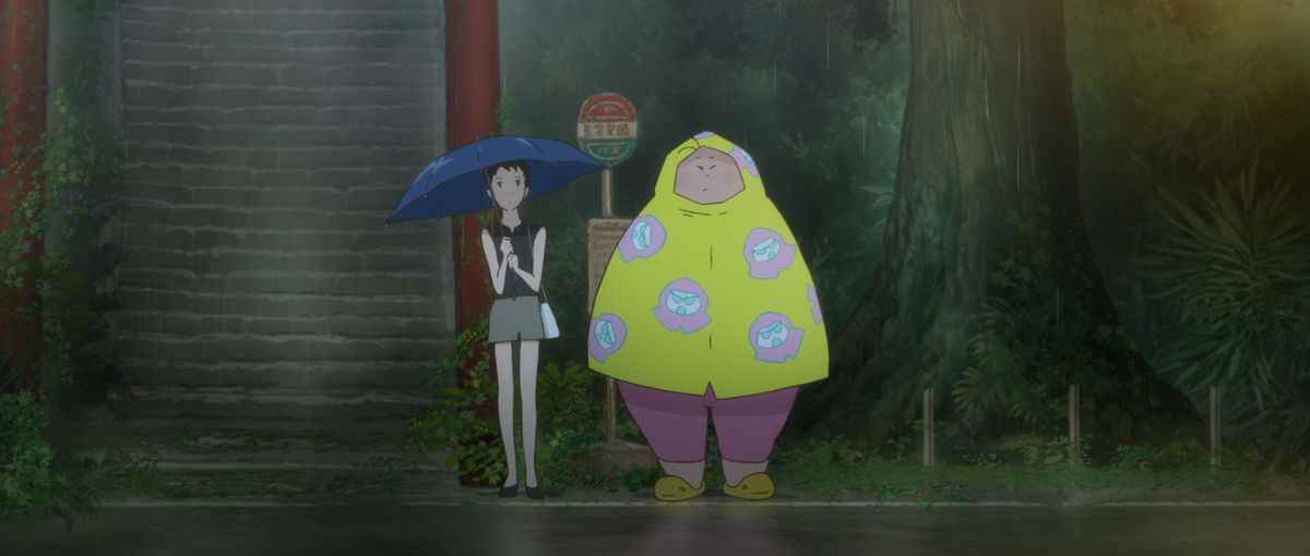 Kikuko et Nikuko, mère et fille, se tiennent à un arrêt de bus sous la pluie, dans une image empruntée à Mon voisin Totoro pour Fortune Favors Lady Nikuko