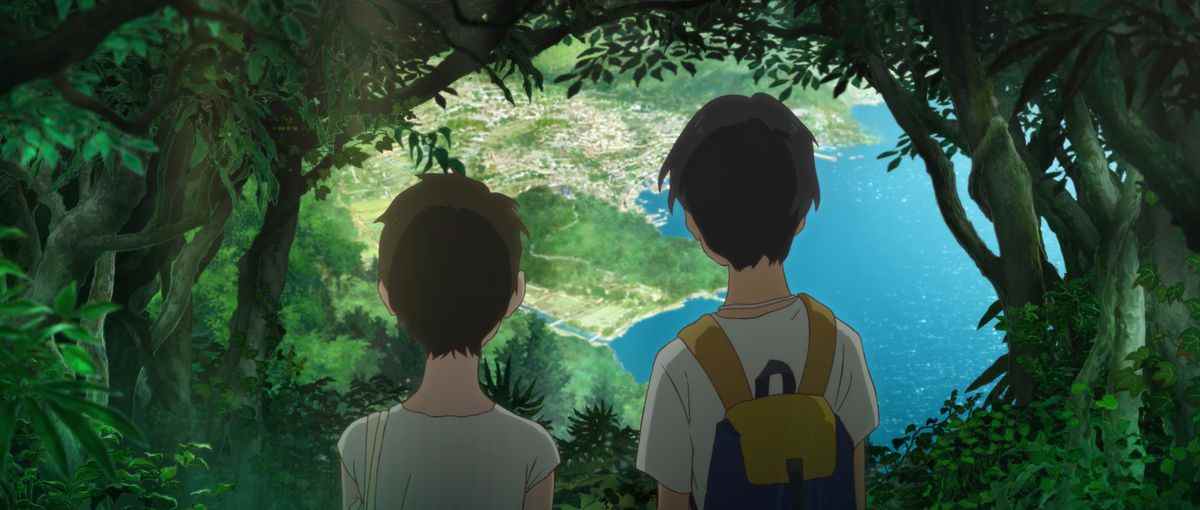 Kikuko et un ami regardent à travers une brèche dans la forêt jusqu'à la ville en contrebas dans Fortune Favors Lady Nikuko