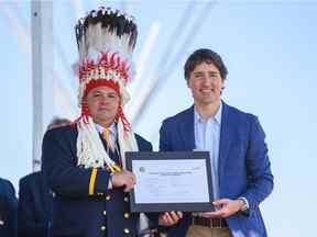 Le premier ministre Justin Trudeau et la nation Siksika Nioksskaistamik (chef) Ouray Crowfoot signent un accord foncier sur le site historique de Treaty Flats le jeudi 2 juin 2022.