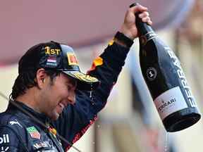 Le pilote mexicain de Red Bull Racing Sergio Perez célèbre après être monté sur le podium après avoir remporté le Grand Prix de Formule 1 de Monaco sur le circuit urbain de Monaco à Monaco, le 29 mai 2022.