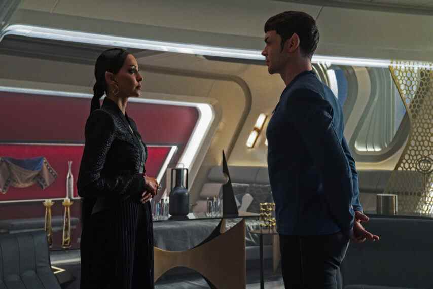 Gia Sandhu comme T'Pring et Ethan Peck comme Spock dans Star Trek Strange New Worlds