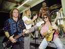 Les membres de Van Halen, de gauche à droite, Michael Anthony, Sammy Hagar, Alex Van Halen et Eddie Van Halen apparaissent à Los Angeles le 17 janvier 1993.  