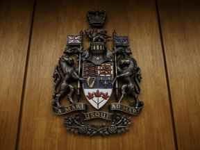 Armoiries au palais de justice d'Edmonton, à Edmonton, le vendredi 28 juin 2019. Un avocat représentant un homme de l'Alberta accusant d'avoir tué son fils d'un an dit que son client devrait être déclaré non criminellement responsable parce qu'il a une maladie mentale trouble causé par un trouble du sommeil sévère.