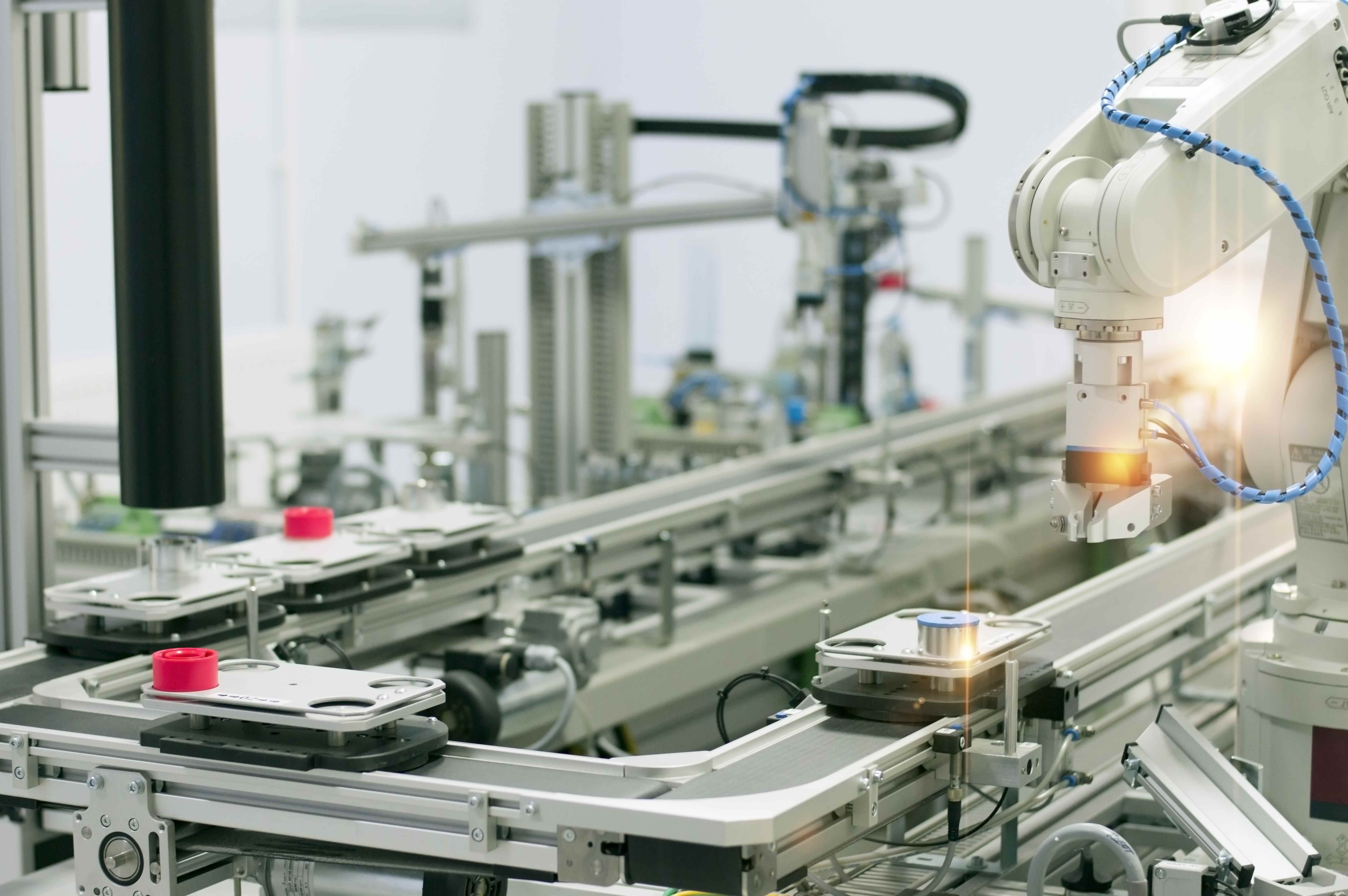 Image d'un bras robotisé dans une usine de fabrication.