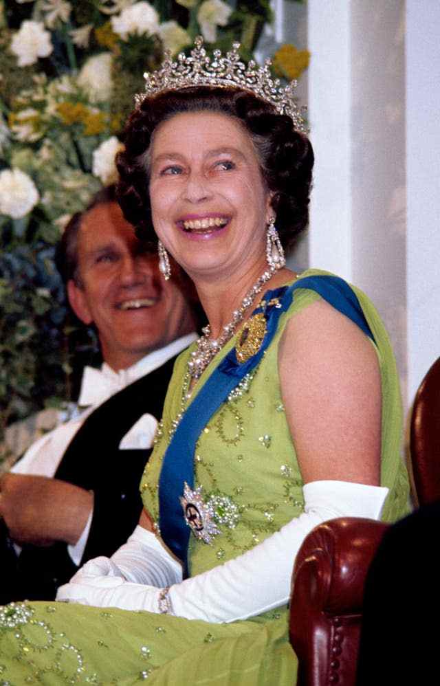 La reine Elizabeth II rit alors qu'elle assiste à une réception du gouvernement au Parlement, à Canberra, lors de sa tournée du jubilé d'argent en Australie 