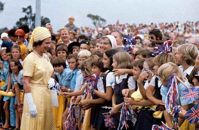 La reine rencontre des écoliers brandissant des drapeaux à Brisbane lors de sa tournée du jubilé d'argent en Australie 