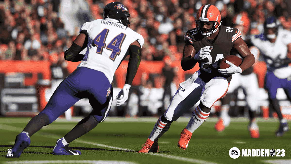 Nick Chubb des Cleveland Browns porte le ballon alors qu'il évite Marlon Humphreys des Ravens dans Madden NFL 23