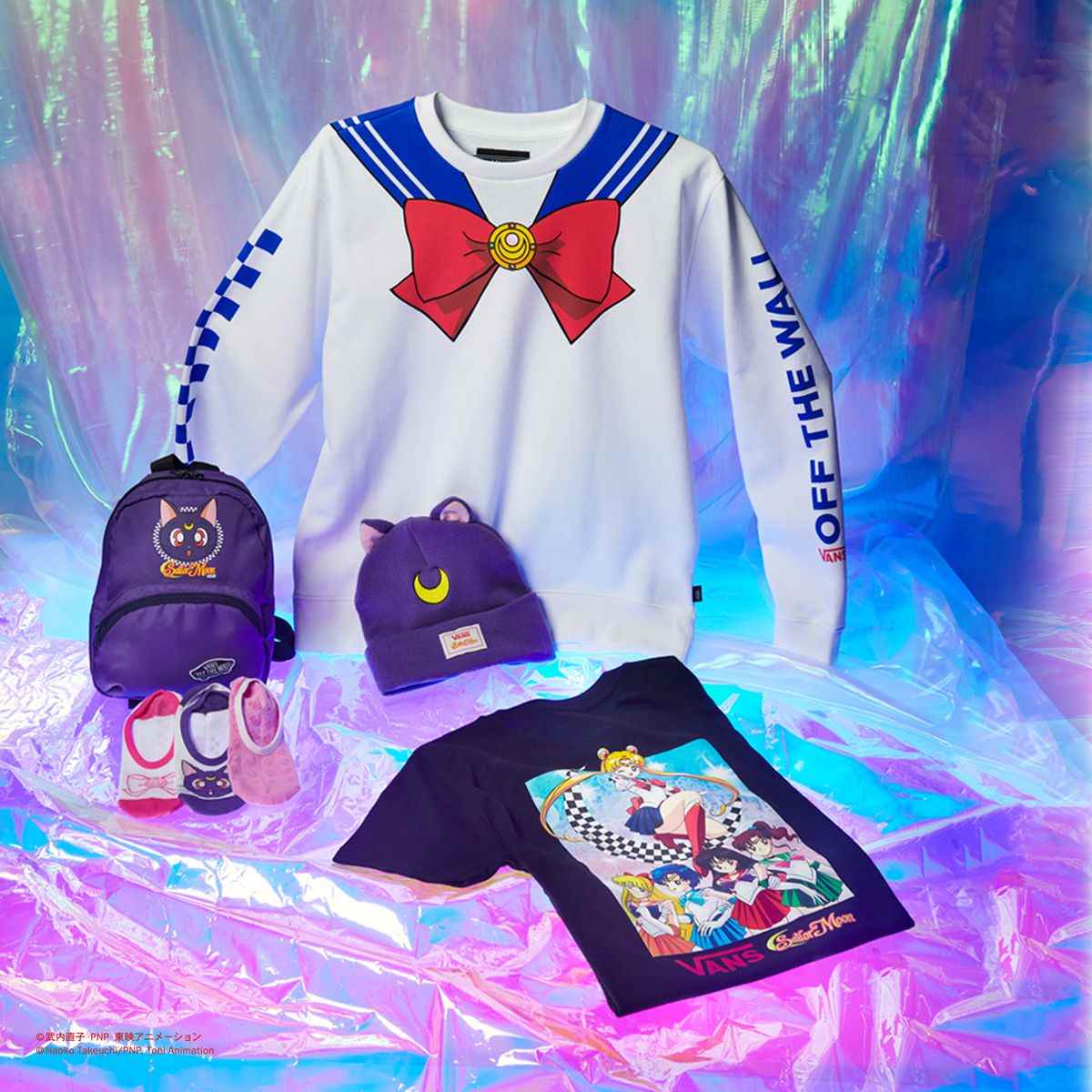 Une chemise à manches longues avec un design qui ressemble à un Sailor Guardian, un sac à dos, un T-shirt et un bonnet