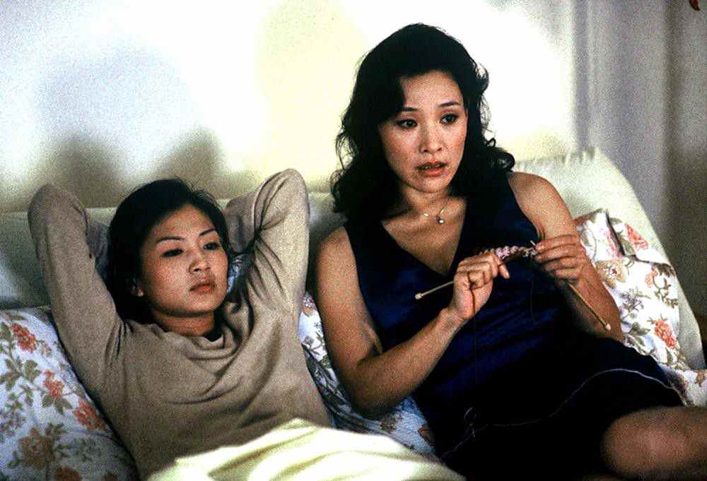 Wil (Michelle Krusiec) et sa mère Hwei-Lan (Joan Chen) regardent ensemble un feuilleton avant de se coucher dans 