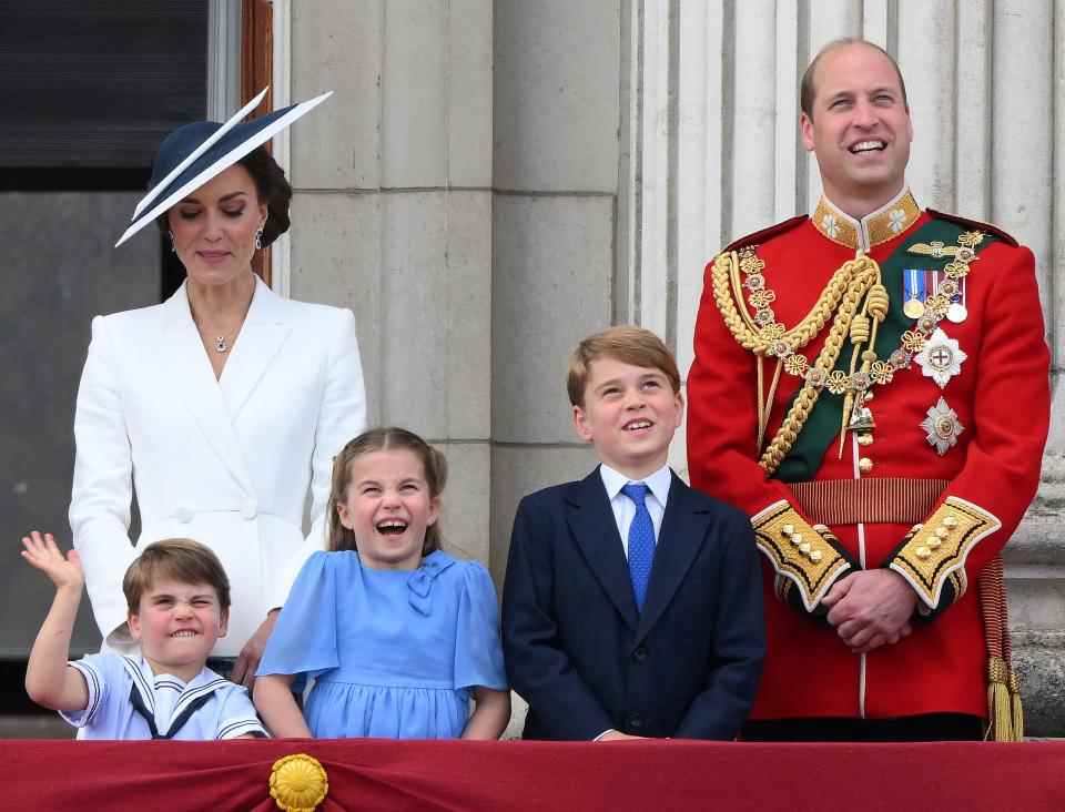 Ils se sont également tenus ensemble sur le balcon du palais de Buckingham jeudi.  (Getty Images)