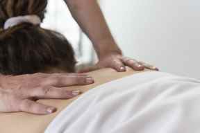 Détendez-vous avec un massage au Vetta Nordic Spa.  Polycopié/Spa nordique Vetta