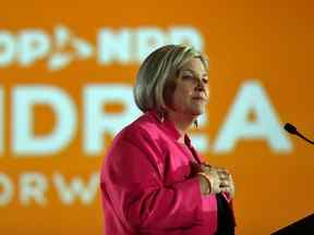 La chef du NPD de l'Ontario, Andrea Horwath, prend la parole lors de son parti de veille électorale provinciale à Hamilton, le 2 juin 2022.