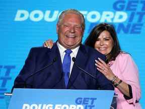 Le premier ministre de l'Ontario, Doug Ford, se tient sur scène avec son épouse Karla lors de sa soirée de surveillance des élections provinciales du Parti PC de l'Ontario à Toronto, le 2 juin 2022.