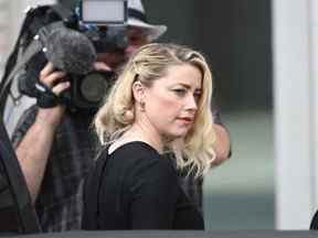 L'actrice américaine Amber Heard arrive pour entendre le verdict du procès Depp c. Heard au palais de justice du comté de Fairfax à Fairfax, en Virginie, le 1er juin 2022.