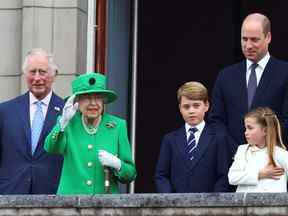 Le prince Charles, le prince de Galles, la reine Elizabeth II, le prince George de Cambridge, le prince William, duc de Cambridge et la princesse Charlotte de Cambridge se tiennent sur un balcon lors du Platinum Jubilee Pageant le 5 juin 2022 à Londres.