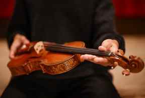 Le violoniste Braimah Kanneh-Mason détient le rare violon « Hellier », créé par le luthier italien Antonio Stradivari en 1679, qui sera proposé dans la vente exceptionnelle à la maison de vente aux enchères Christie's à Londres, en Grande-Bretagne, le 30 mai 2022. REUTERS/Henry Nicholls