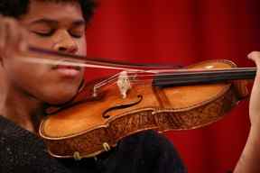 Le violoniste Braimah Kanneh-Mason joue le rare violon « Hellier », créé par le luthier italien Antonio Stradivari en 1679, qui sera proposé dans la vente exceptionnelle à la maison de vente aux enchères Christie's à Londres, en Grande-Bretagne, le 30 mai 2022. REUTERS/Henry Nicholls