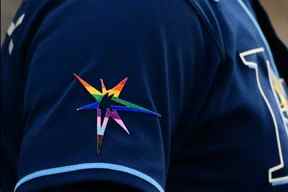 L'emblème arc-en-ciel sur la manche d'un joueur des Rays.  GETTY IMAGES