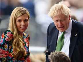Le Premier ministre britannique Boris Johnson et son épouse Carrie Johnson arrivent au BBC Platinum Party au Palais, dans le cadre des célébrations du jubilé de platine de la Reine, à Londres, en Grande-Bretagne, le 4 juin 2022. REUTERS/Hannah McKay/Pool