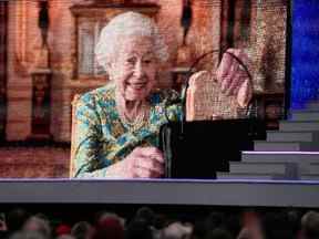 La reine Elizabeth de Grande-Bretagne apparaît à l'écran lors de ses célébrations du jubilé de platine devant le palais de Buckingham, à Londres, en Grande-Bretagne, le 4 juin 2022. Alastair Grant/Pool via REUTERS