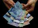 Les billets canadiens de 5 et 10 dollars sont affichés à la Banque du Canada à Ottawa le 30 avril 2013. 