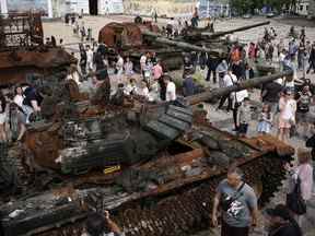 Des foules se rassemblent pour voir des chars et des véhicules blindés russes détruits qui ont été exposés sur la place Saint-Michel pour être vus par le public le 04 juin 2022 à Kyiv, en Ukraine.