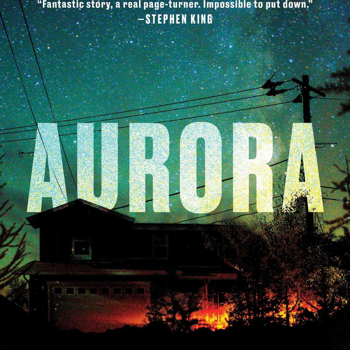 Couverture d' Aurora de David Koepp , montrant une maison dans l'obscurité contre un ciel étoilé vif, avec un flamboiement de feu orange devant elle