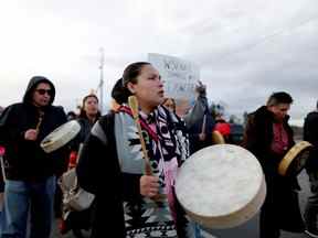 Les partisans des chefs héréditaires de la nation Wet'suwet'en bloquent l'autoroute Pat Bay dans le cadre des manifestations contre le pipeline Coastal GasLink, à Victoria, Colombie-Britannique, Canada, le 26 février 2020.