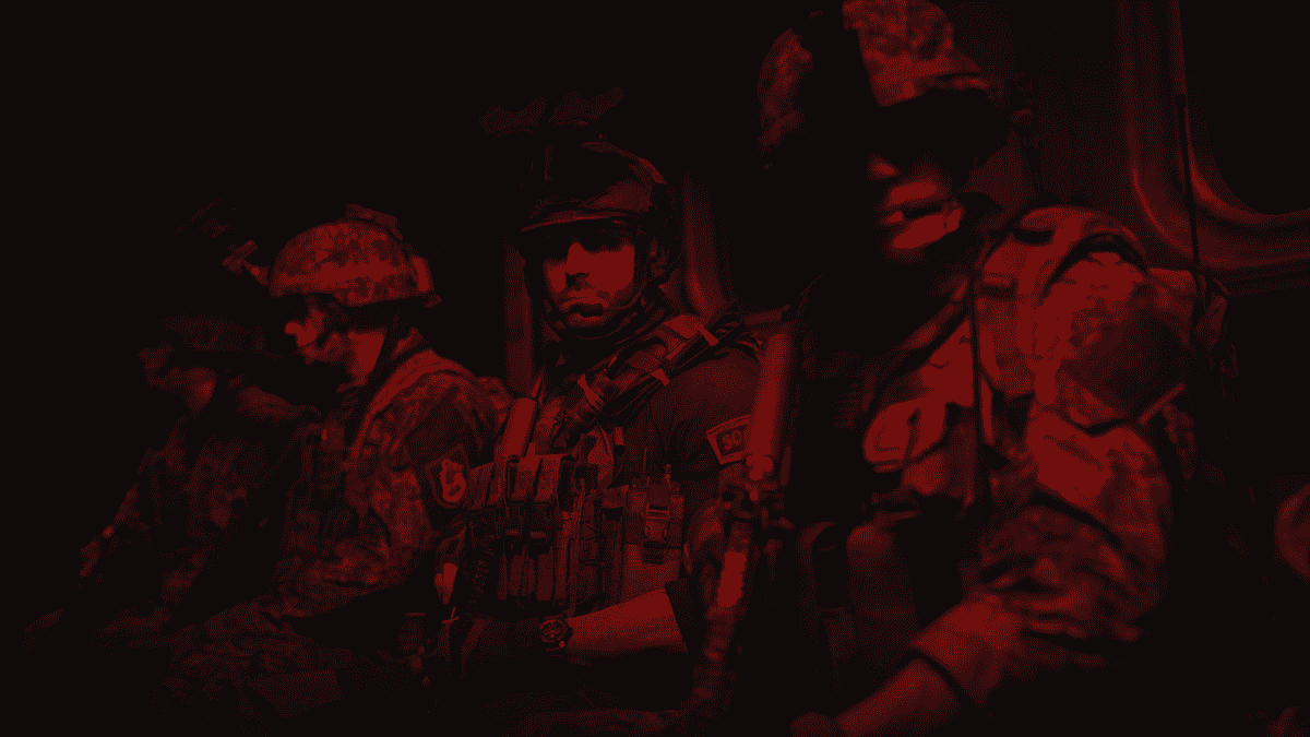 Des soldats de Call of Duty : Modern Warfare 2 (2022) assis dans un hélicoptère, baignés de lumière rouge